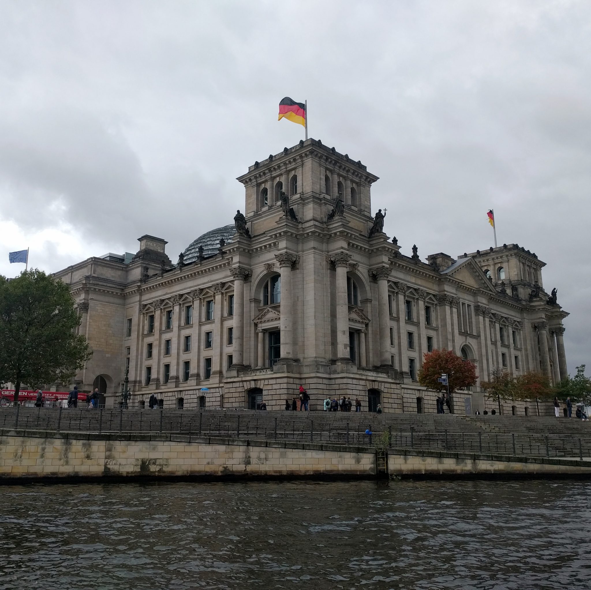 Blick auf das Reichstagsgebäude von der Spree aus