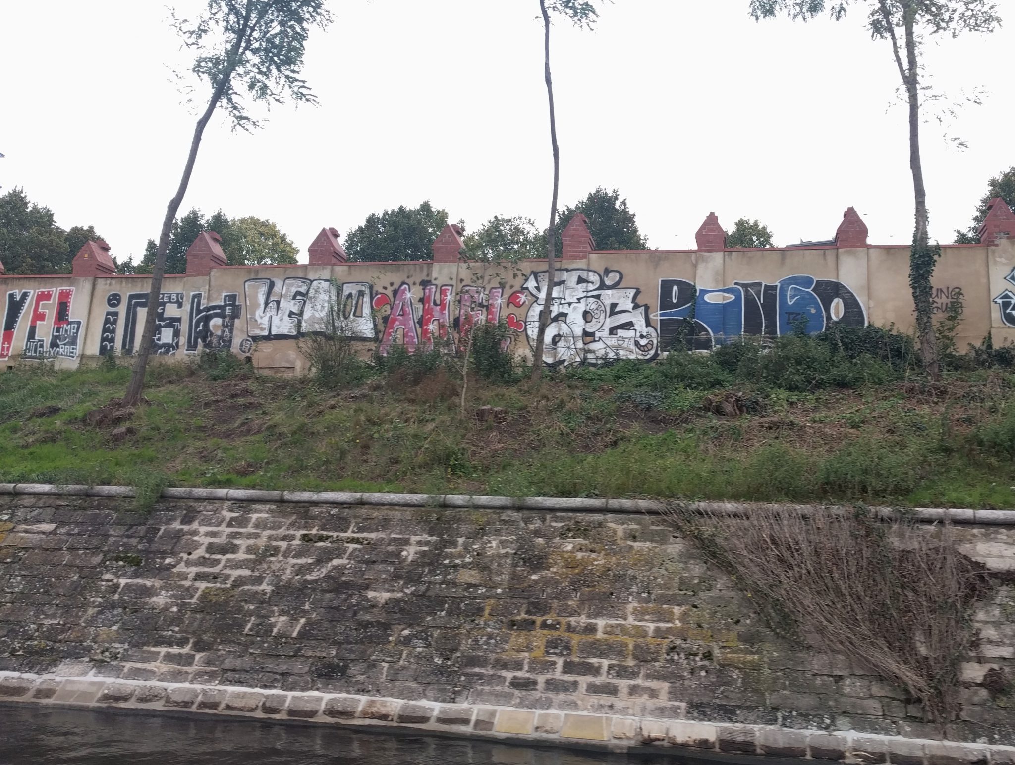 Überreste der Berliner Mauer entlang der Spree